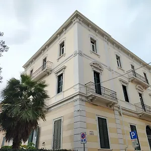 https://ilcastellano.lecce-hotels.com